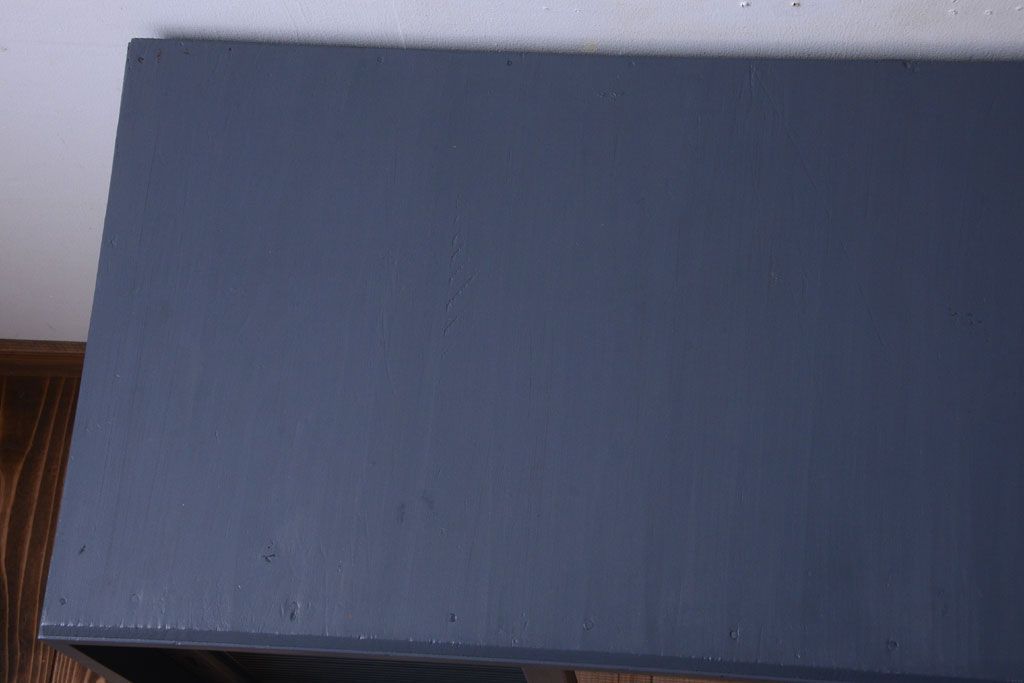 アンティーク家具　アンティーク　モールガラス入り!ダークグレーペイントの脚付き収納棚(サイドボード)