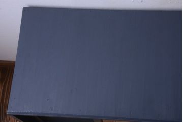 アンティーク家具　アンティーク　モールガラス入り!ダークグレーペイントの脚付き収納棚(サイドボード)