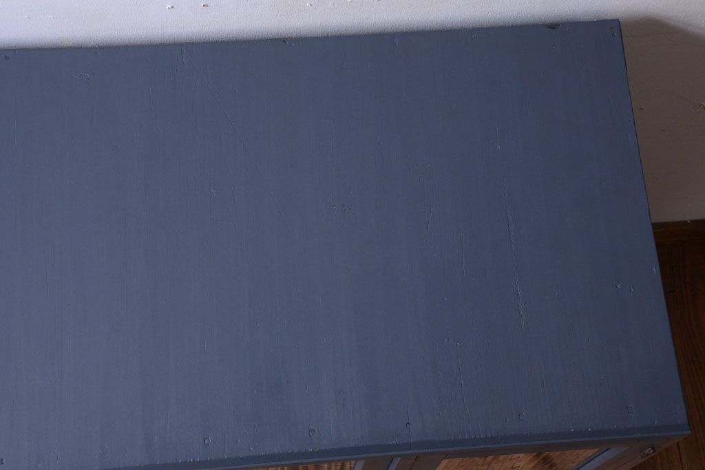 アンティーク家具　アンティーク　モールガラス入り!ダークグレーペイントの脚付き収納棚(サイドボード)