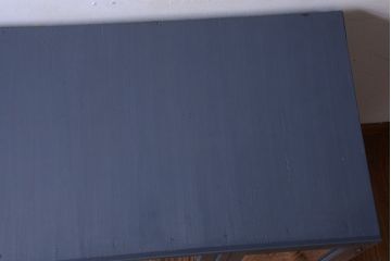 アンティーク家具　アンティーク　モールガラス入り!ダークグレーペイントの脚付き収納棚(サイドボード)