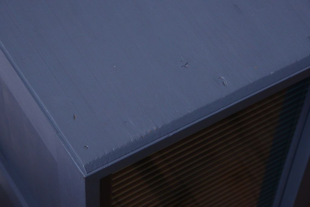 アンティーク家具　アンティーク　モールガラス入り!ダークグレーペイントの脚付き収納棚(サイドボード)