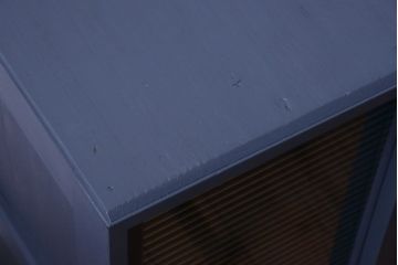 アンティーク家具　アンティーク　モールガラス入り!ダークグレーペイントの脚付き収納棚(サイドボード)