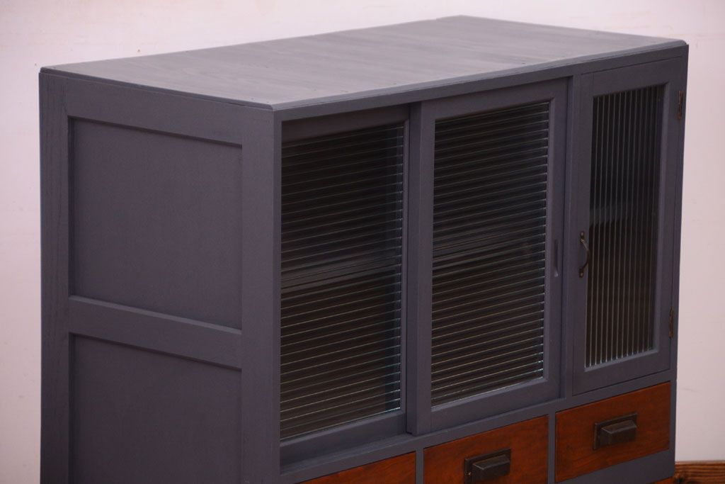 アンティーク家具　アンティーク　モールガラス入り!ダークグレーペイントの脚付き収納棚(サイドボード)