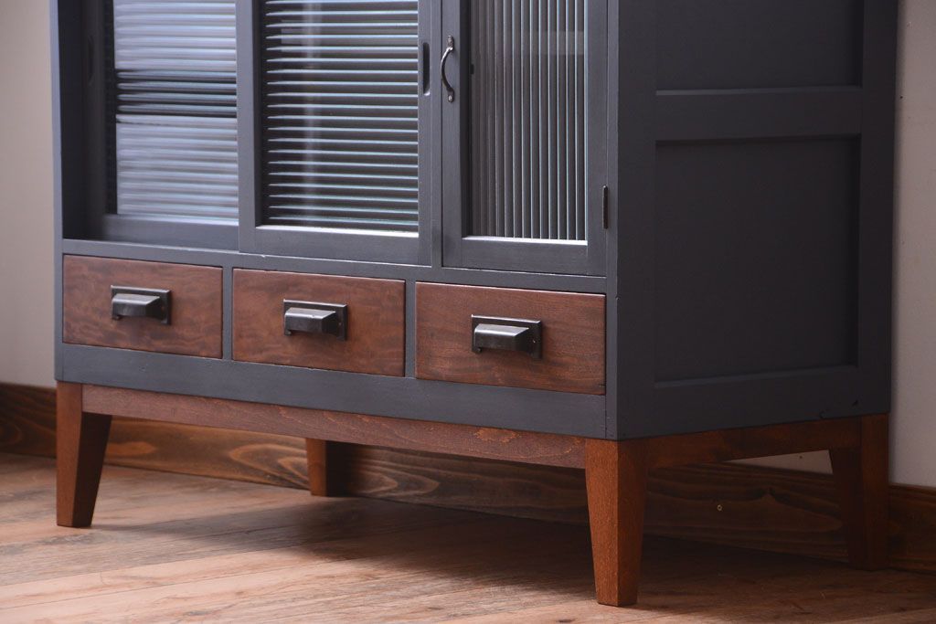 アンティーク家具　アンティーク　モールガラス入り!ダークグレーペイントの脚付き収納棚(サイドボード)