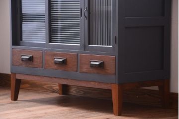アンティーク家具　アンティーク　モールガラス入り!ダークグレーペイントの脚付き収納棚(サイドボード)