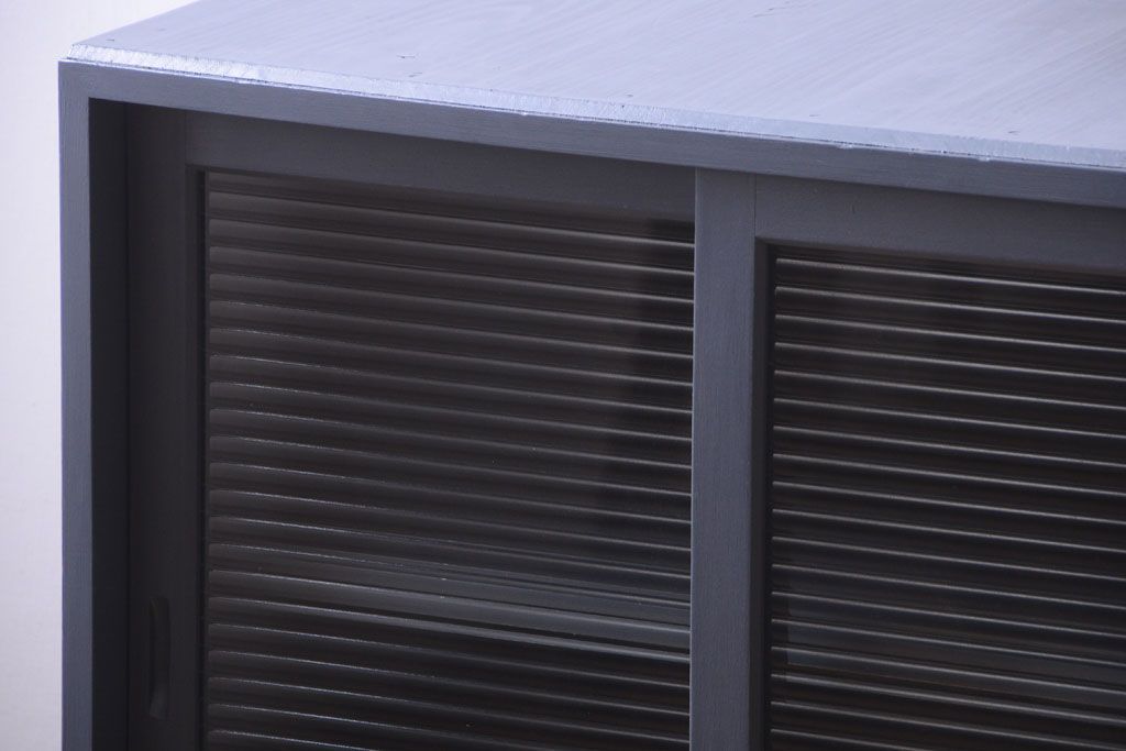 アンティーク家具　アンティーク　モールガラス入り!ダークグレーペイントの脚付き収納棚(サイドボード)