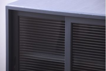 アンティーク家具　アンティーク　モールガラス入り!ダークグレーペイントの脚付き収納棚(サイドボード)