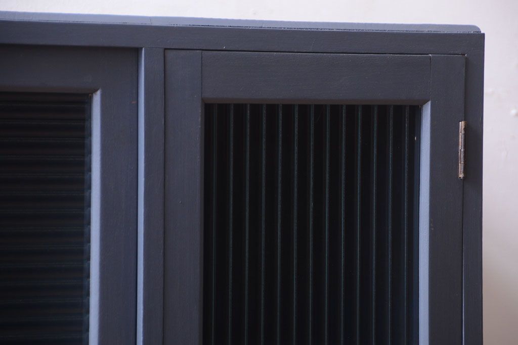 アンティーク家具　アンティーク　モールガラス入り!ダークグレーペイントの脚付き収納棚(サイドボード)