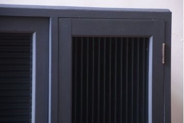 アンティーク家具　アンティーク　モールガラス入り!ダークグレーペイントの脚付き収納棚(サイドボード)