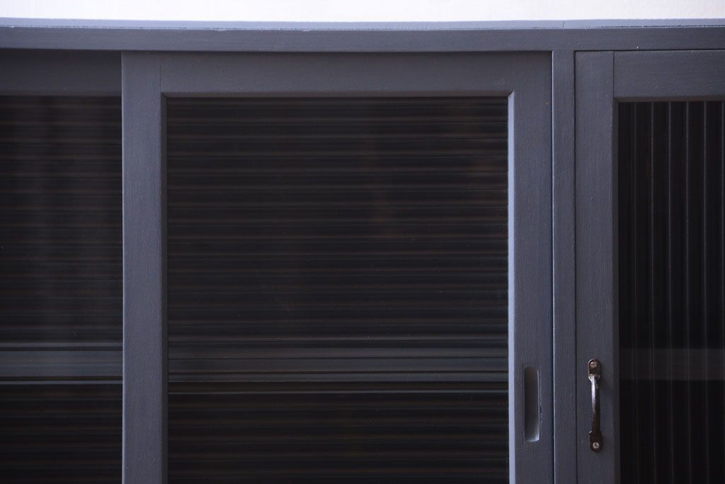 アンティーク家具　アンティーク　モールガラス入り!ダークグレーペイントの脚付き収納棚(サイドボード)