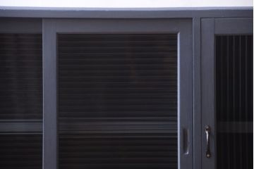 アンティーク家具　アンティーク　モールガラス入り!ダークグレーペイントの脚付き収納棚(サイドボード)