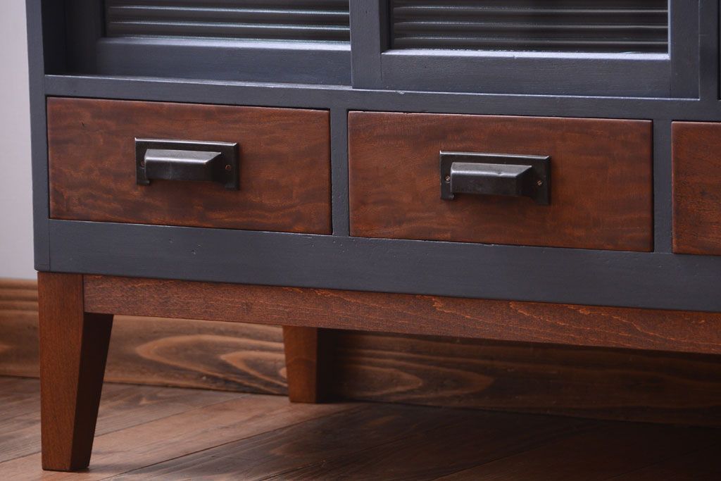 アンティーク家具　アンティーク　モールガラス入り!ダークグレーペイントの脚付き収納棚(サイドボード)