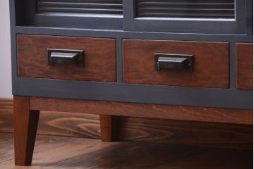 アンティーク家具　アンティーク　モールガラス入り!ダークグレーペイントの脚付き収納棚(サイドボード)