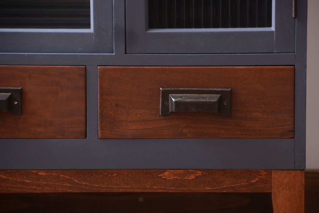 アンティーク家具　アンティーク　モールガラス入り!ダークグレーペイントの脚付き収納棚(サイドボード)