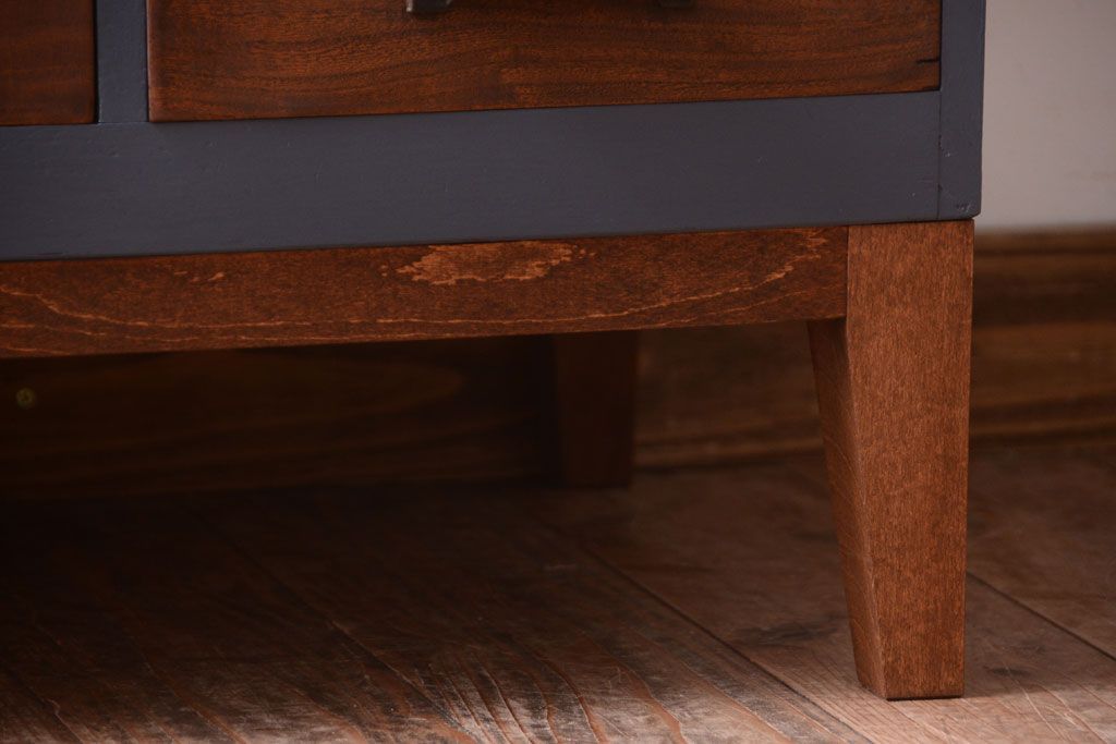 アンティーク家具　アンティーク　モールガラス入り!ダークグレーペイントの脚付き収納棚(サイドボード)