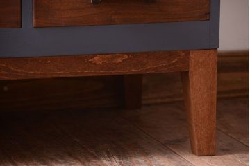 アンティーク家具　アンティーク　モールガラス入り!ダークグレーペイントの脚付き収納棚(サイドボード)