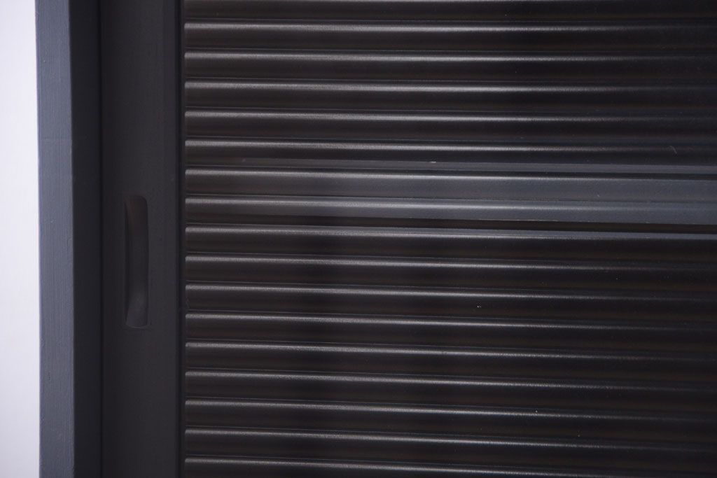 アンティーク家具　アンティーク　モールガラス入り!ダークグレーペイントの脚付き収納棚(サイドボード)