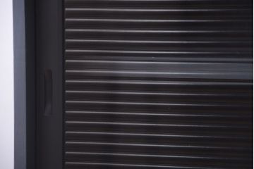 アンティーク家具　アンティーク　モールガラス入り!ダークグレーペイントの脚付き収納棚(サイドボード)