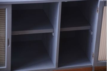 アンティーク家具　アンティーク　モールガラス入り!ダークグレーペイントの脚付き収納棚(サイドボード)