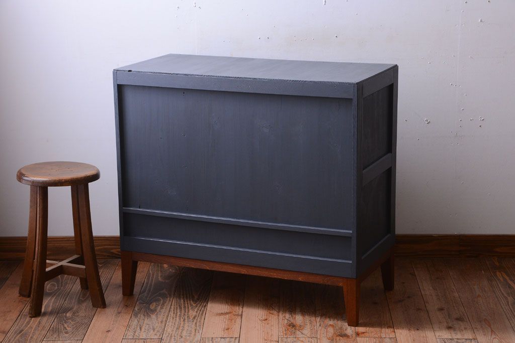 アンティーク家具　アンティーク　モールガラス入り!ダークグレーペイントの脚付き収納棚(サイドボード)