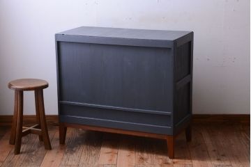 アンティーク家具　アンティーク　モールガラス入り!ダークグレーペイントの脚付き収納棚(サイドボード)