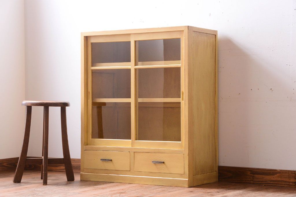 レトロ家具　昭和レトロ　クリームイエローペイントの小ぶりな引き戸収納棚