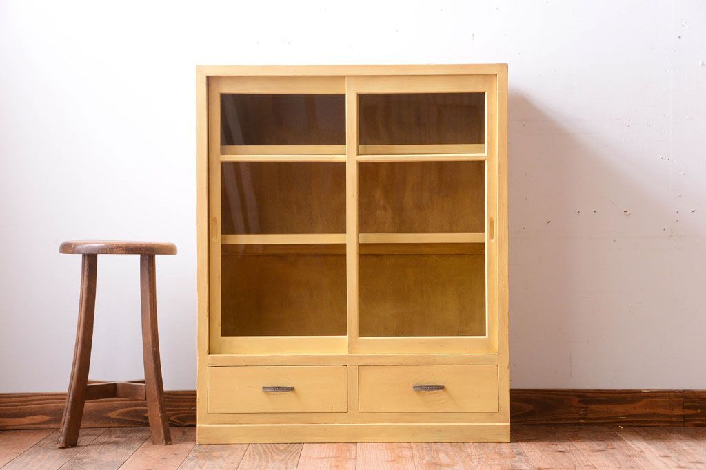 レトロ家具　昭和レトロ　クリームイエローペイントの小ぶりな引き戸収納棚