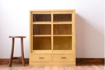 レトロ家具　昭和レトロ　クリームイエローペイントの小ぶりな引き戸収納棚