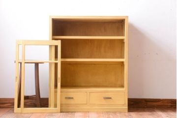 レトロ家具　昭和レトロ　クリームイエローペイントの小ぶりな引き戸収納棚