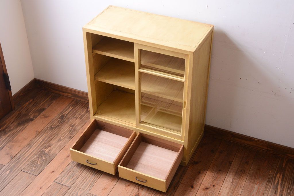 レトロ家具　昭和レトロ　クリームイエローペイントの小ぶりな引き戸収納棚