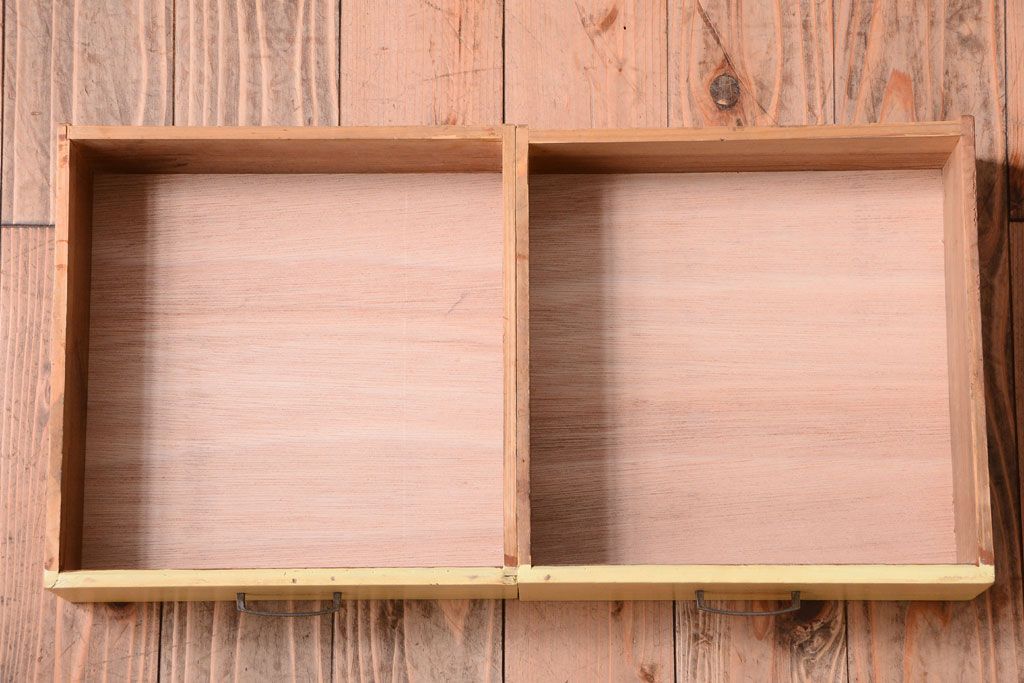 レトロ家具　昭和レトロ　クリームイエローペイントの小ぶりな引き戸収納棚