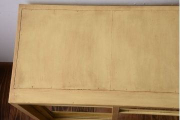 レトロ家具　昭和レトロ　クリームイエローペイントの小ぶりな引き戸収納棚