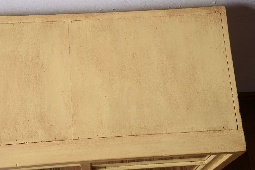レトロ家具　昭和レトロ　クリームイエローペイントの小ぶりな引き戸収納棚