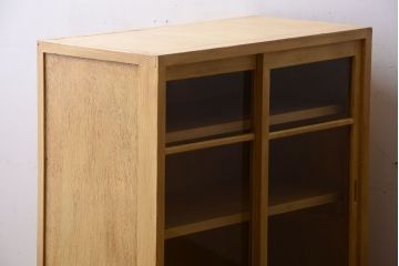 レトロ家具　昭和レトロ　クリームイエローペイントの小ぶりな引き戸収納棚