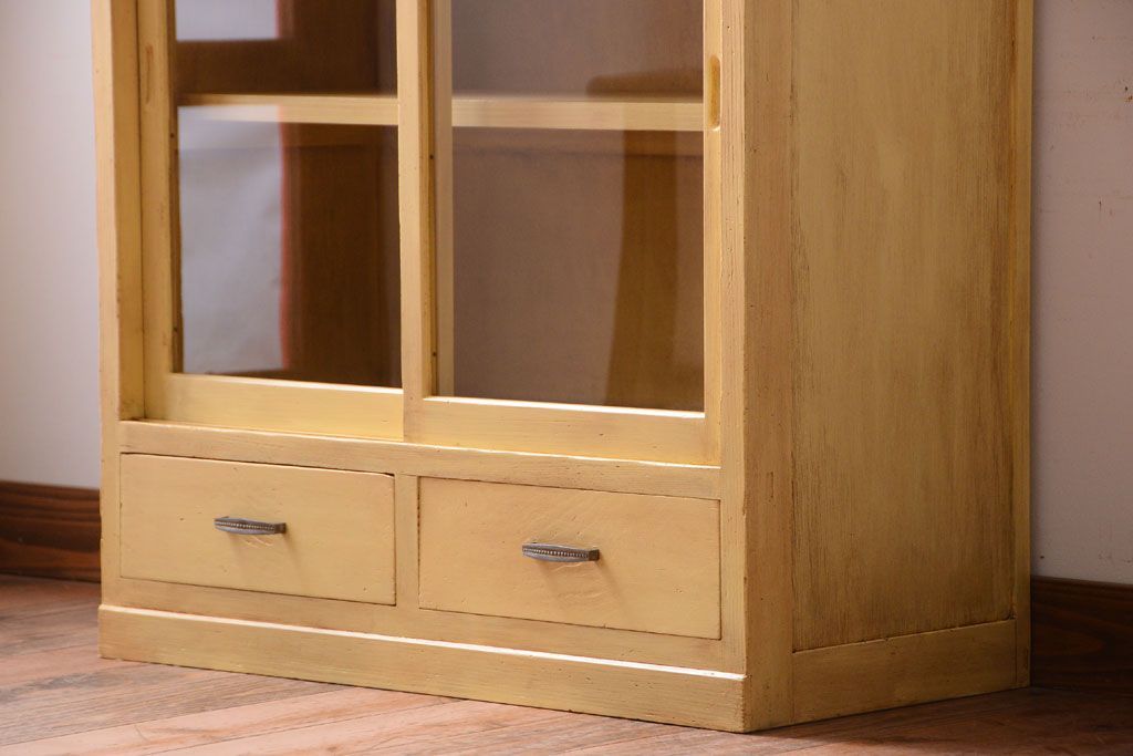 レトロ家具　昭和レトロ　クリームイエローペイントの小ぶりな引き戸収納棚