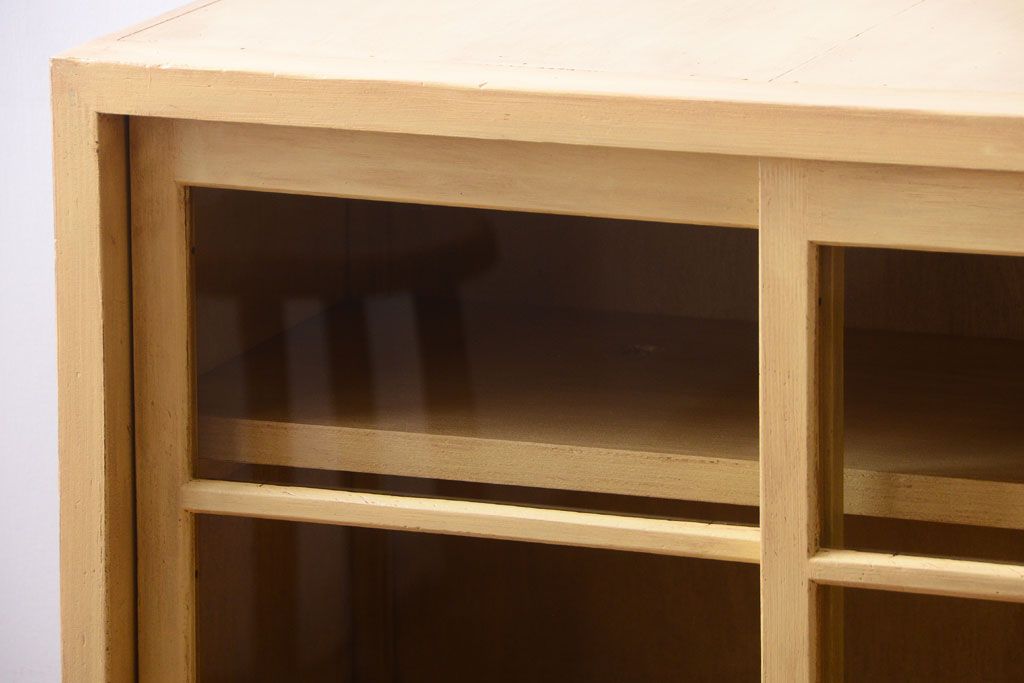 レトロ家具　昭和レトロ　クリームイエローペイントの小ぶりな引き戸収納棚