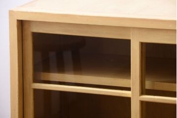 レトロ家具　昭和レトロ　クリームイエローペイントの小ぶりな引き戸収納棚