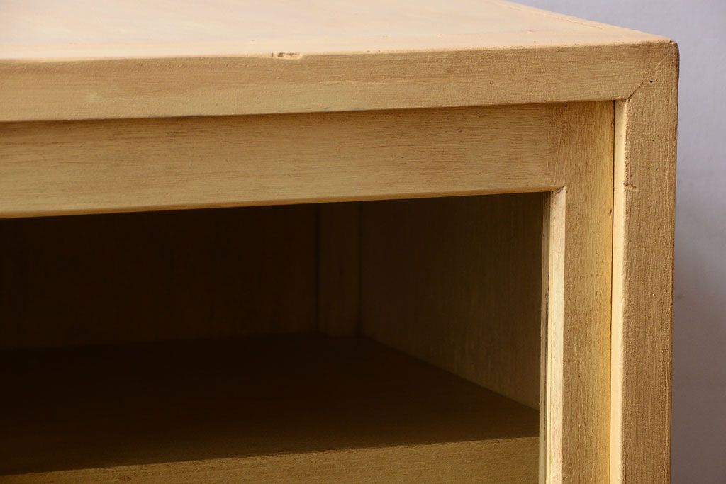 レトロ家具　昭和レトロ　クリームイエローペイントの小ぶりな引き戸収納棚