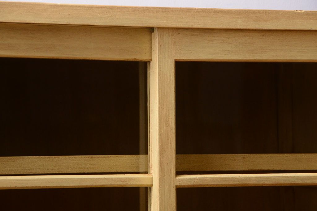 レトロ家具　昭和レトロ　クリームイエローペイントの小ぶりな引き戸収納棚