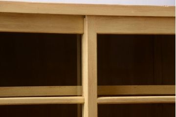 レトロ家具　昭和レトロ　クリームイエローペイントの小ぶりな引き戸収納棚