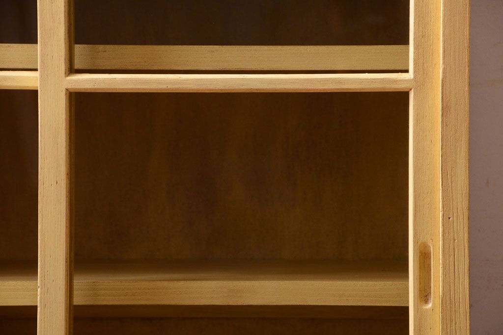 レトロ家具　昭和レトロ　クリームイエローペイントの小ぶりな引き戸収納棚