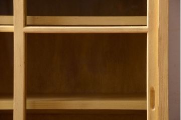 レトロ家具　昭和レトロ　クリームイエローペイントの小ぶりな引き戸収納棚