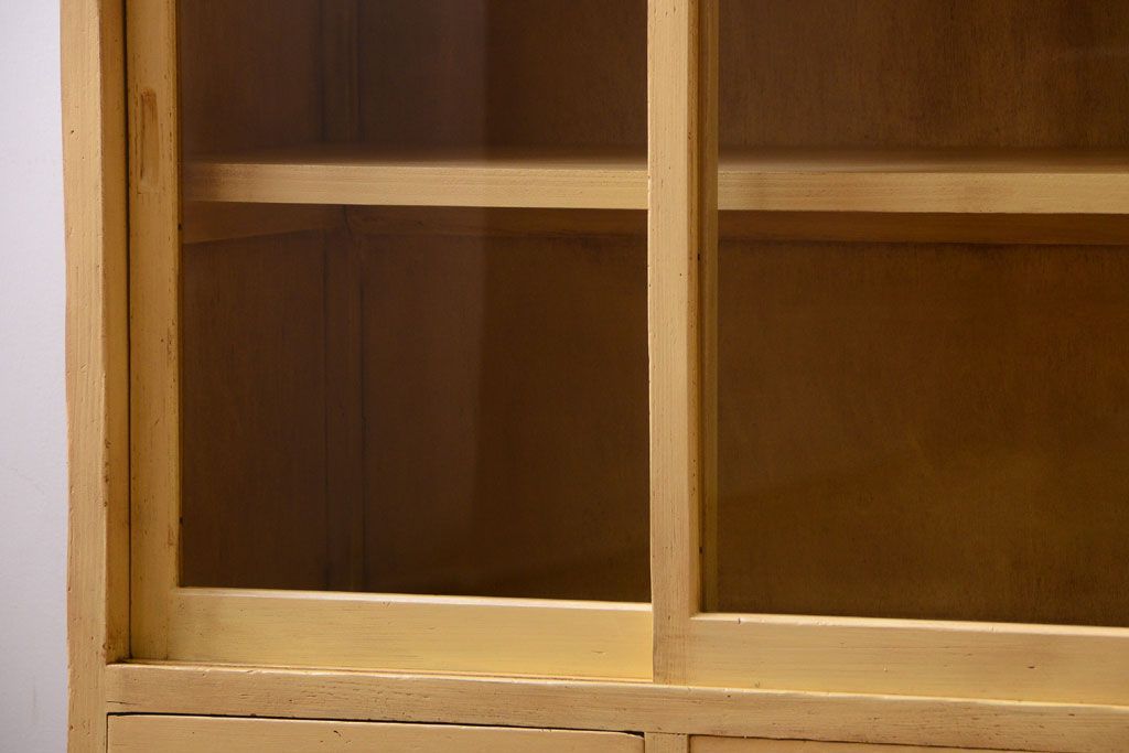 レトロ家具　昭和レトロ　クリームイエローペイントの小ぶりな引き戸収納棚