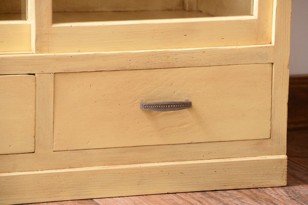 レトロ家具　昭和レトロ　クリームイエローペイントの小ぶりな引き戸収納棚