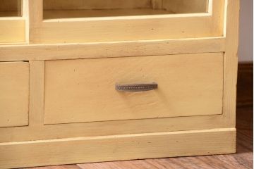 レトロ家具　昭和レトロ　クリームイエローペイントの小ぶりな引き戸収納棚