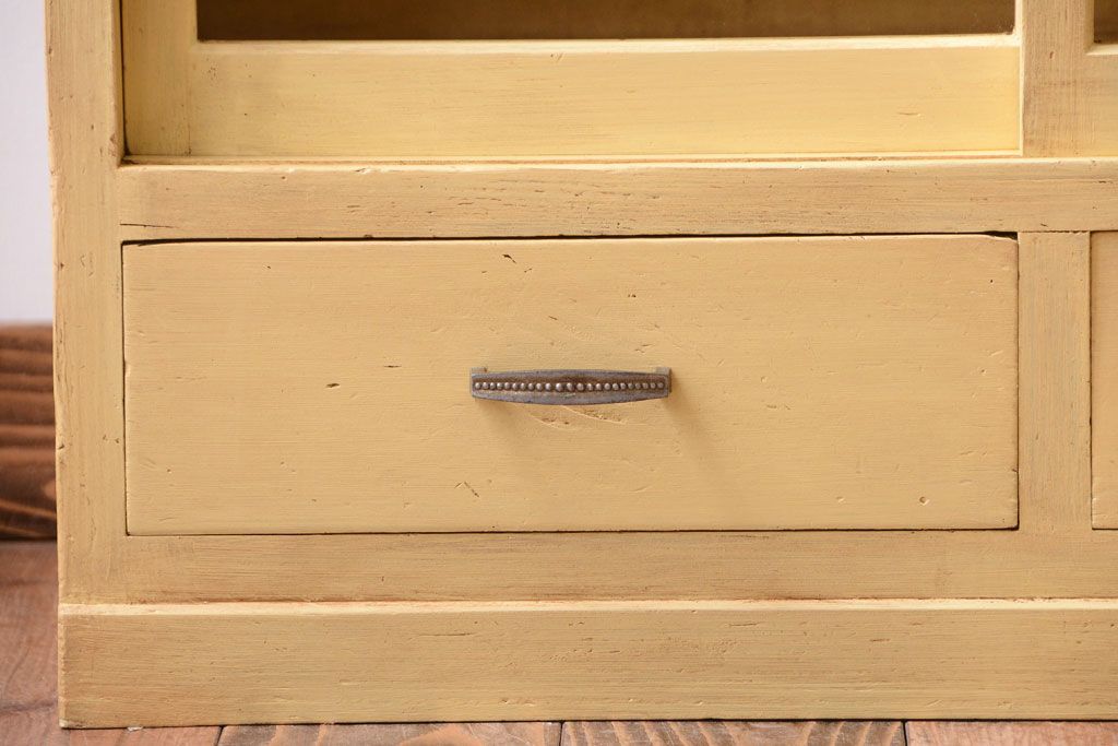 レトロ家具　昭和レトロ　クリームイエローペイントの小ぶりな引き戸収納棚