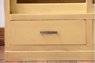 レトロ家具　昭和レトロ　クリームイエローペイントの小ぶりな引き戸収納棚
