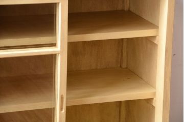 レトロ家具　昭和レトロ　クリームイエローペイントの小ぶりな引き戸収納棚