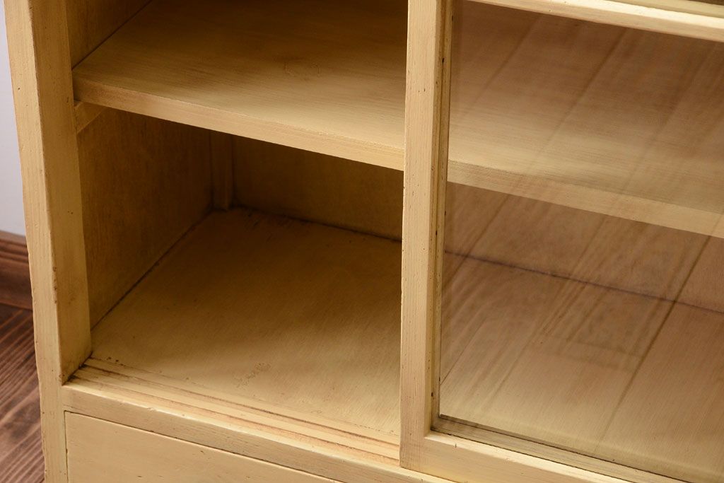 レトロ家具　昭和レトロ　クリームイエローペイントの小ぶりな引き戸収納棚