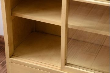 レトロ家具　昭和レトロ　クリームイエローペイントの小ぶりな引き戸収納棚